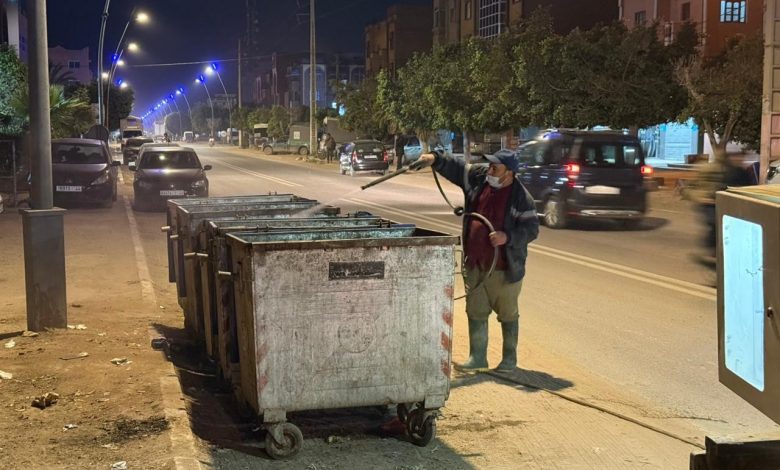 صورة لتطهير وتعقيم حاويات الأزبال